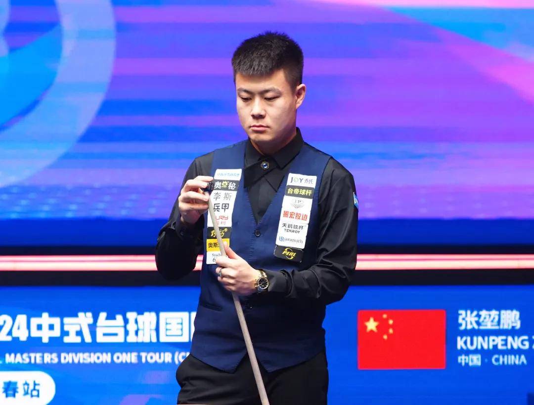 球员形成互 球员形成互